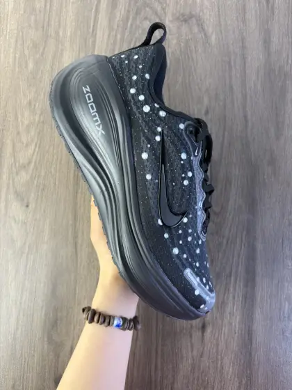 【公司级】耐克Nike Vomero Plus 反转Swoosh|跑鞋圈新王!厚底增高运动跑步鞋 时尚老爹鞋 这双Vomero Plus真的太绝了!反转Swoosh设计超有个性,缓震像踩云一样舒服,性价比吊打HOKA,跑渣必备啊!该鞋款采用创新设计,致敬Nike Run Club标志,并拥有升级的缓震科技,如ZoomX全大底和加厚后跟.中性色美学和3M反光条设计使其适合夜跑.此外,鞋垫内藏马拉松赛道图,鞋舌透气孔排成NRC字样,是耐克首次在跑鞋上使用反向Swoosh.市场预期该鞋款将成为年度断货王,与HOKA等品牌竞争. 货号: IM2038 编码688